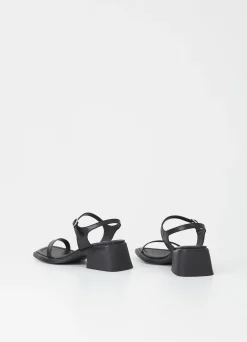 INES SANDALEN