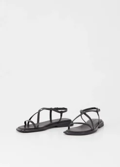IZZY SANDALEN