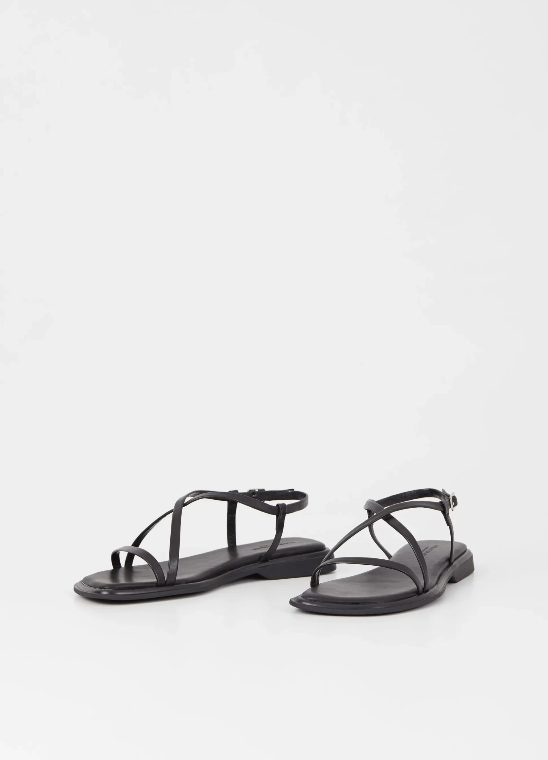 IZZY SANDALEN