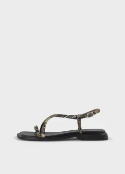 IZZY SANDALEN