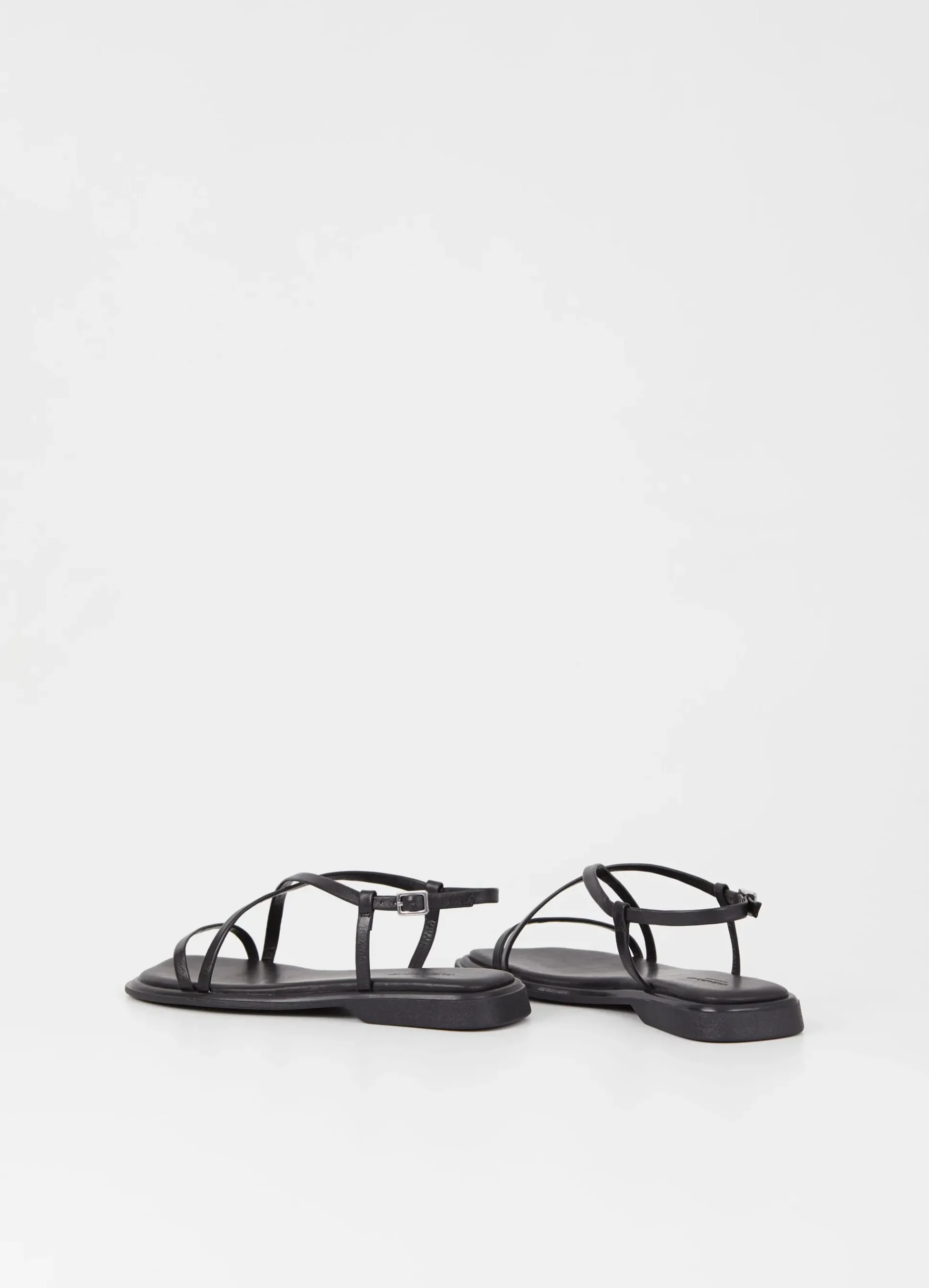 IZZY SANDALEN
