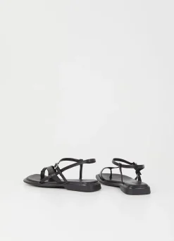 IZZY SANDALEN