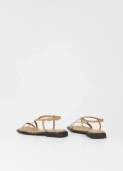 IZZY SANDALEN