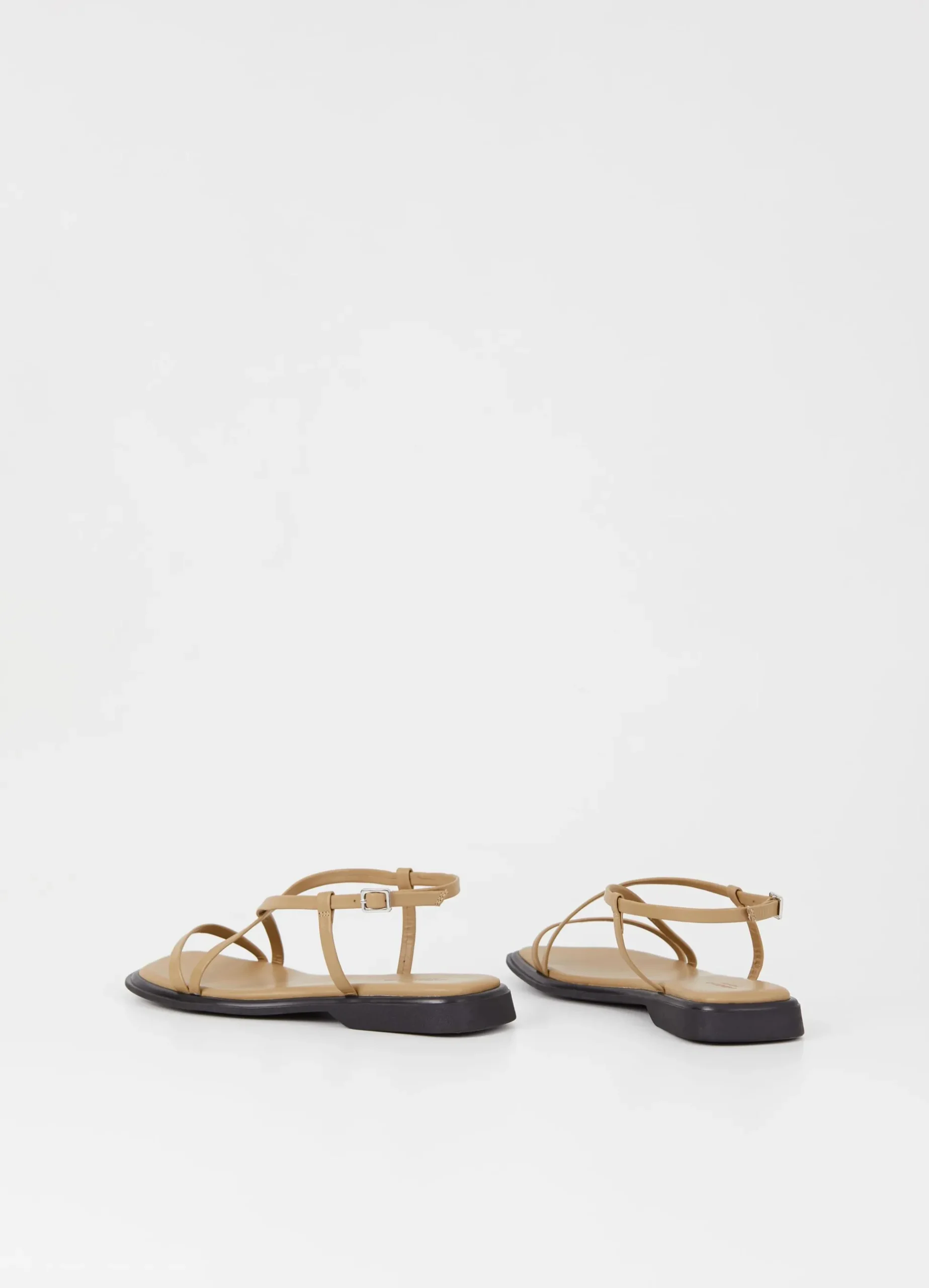 IZZY SANDALEN