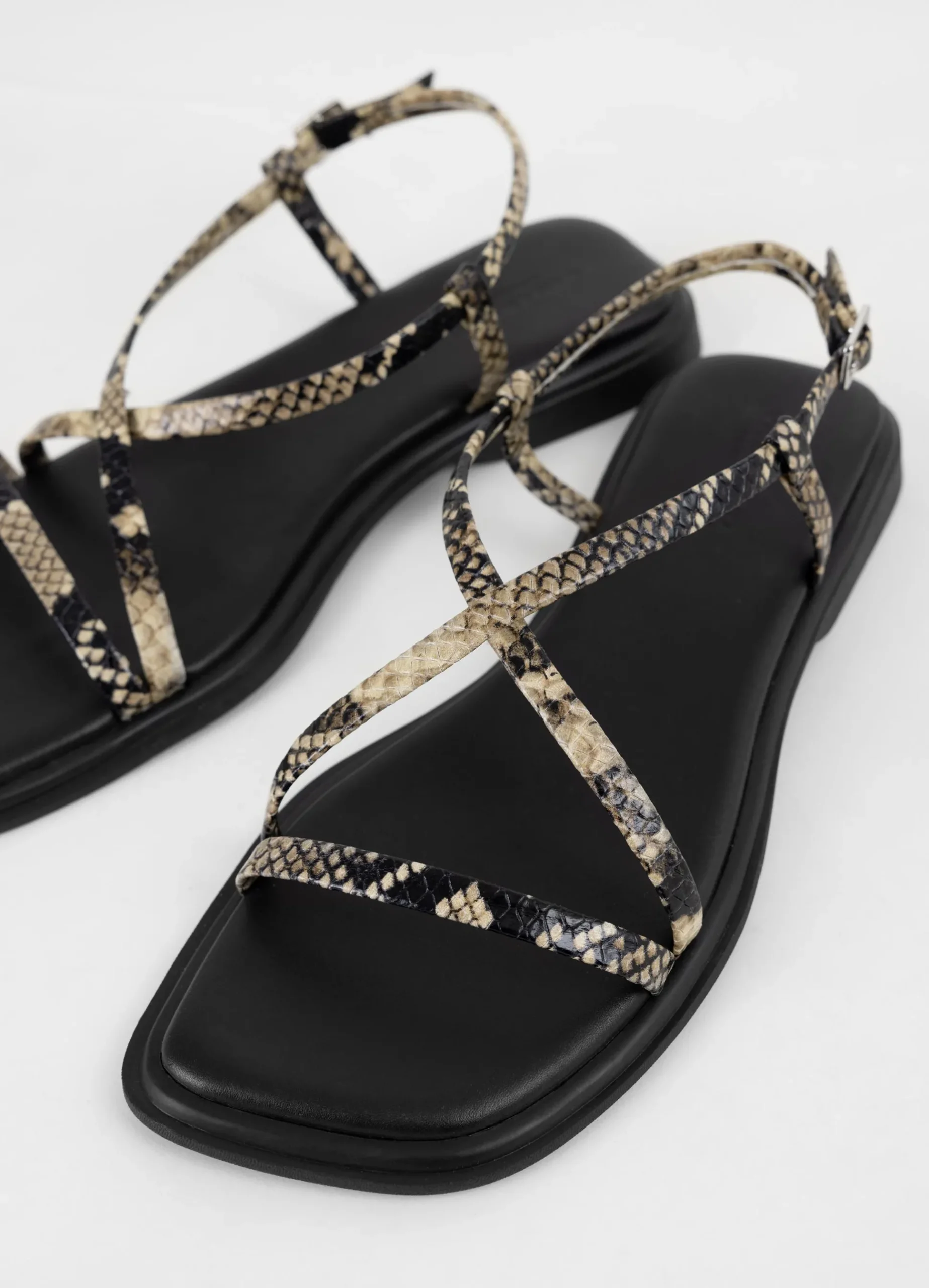 IZZY SANDALEN