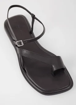 IZZY SANDALEN